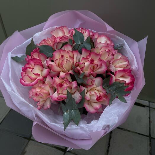 Букет из 15 французских роз с эвкалиптом ароматный + сладкий подарок 🎁