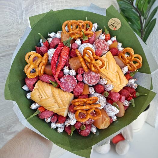 Мясной букет с сыровялеными колбасами, копчeным сыром и карпаччо (М)