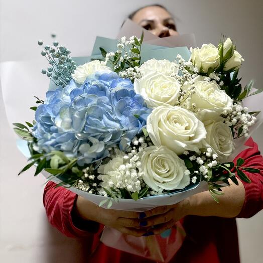 Букет с голубой гортензией и белыми розами