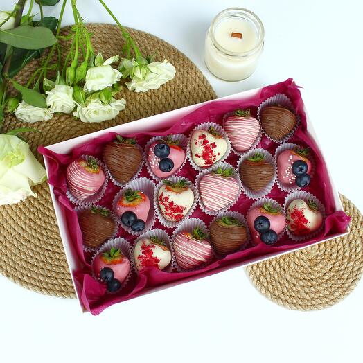 Клубника в шоколаде «Симфония вкуса» 18 ягод выпускнику учителю на последний звонок