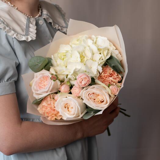 Delicado ramo redondo pequeño con hortensias y fragantes rosas en forma de peonía "algodón de Azúcar"