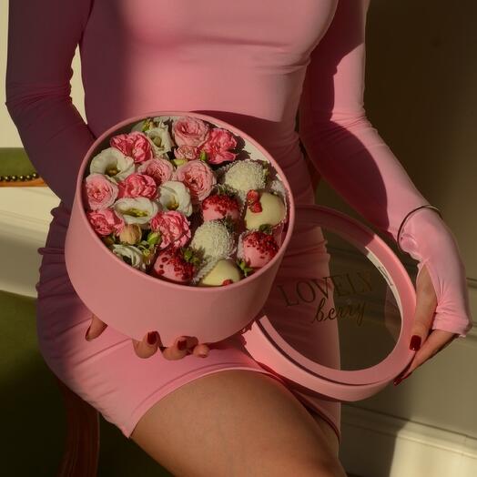 Caja de sombreros con flores y fresas cubiertas de chocolate