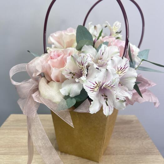 Flores en el bolso delicadas rosas de alstroemeria y Dianthus