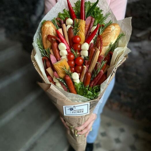 Мужской букет с колбасками, сыром и овощами