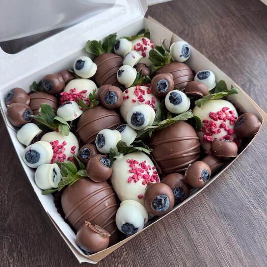 Клубника в шоколаде 12 шт + голубика в шоколаде 200 гр