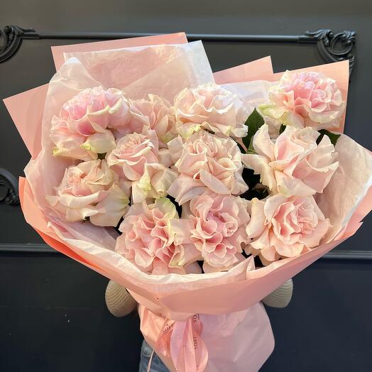11 delicate pink French roses