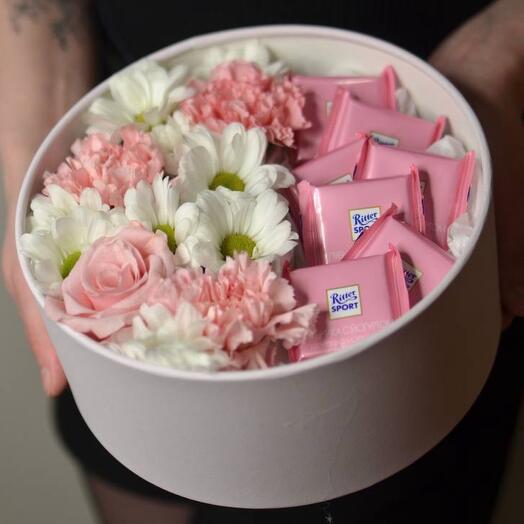 Шляпная коробка с кустовой хризантемой, диантусами , розой и конфетами