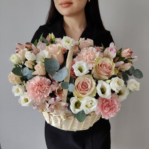 Корзина с розами, эустомой, альстромериями, гвоздиками и эвкалиптом, букет 416