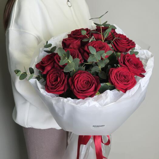 Красные розы Ред Наоми с эвкалиптом