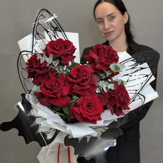 Букет из 7 ажурных красных роз