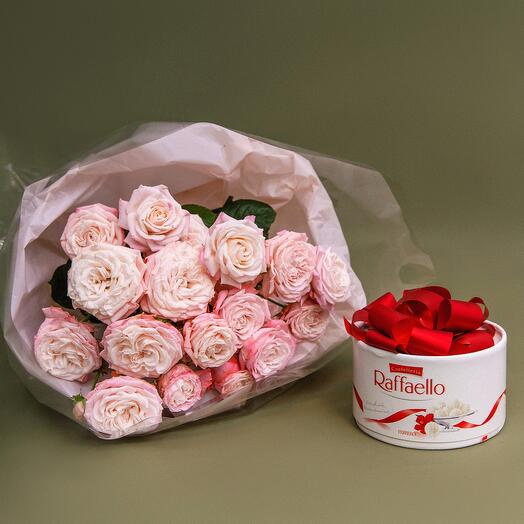 Монобукет из роз кустовых с коробкой конфет «Raffaello»