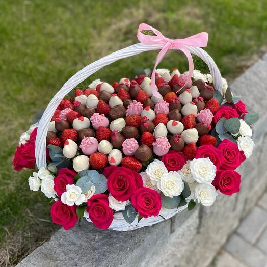 Корзина с цветами и ягодой 🍓