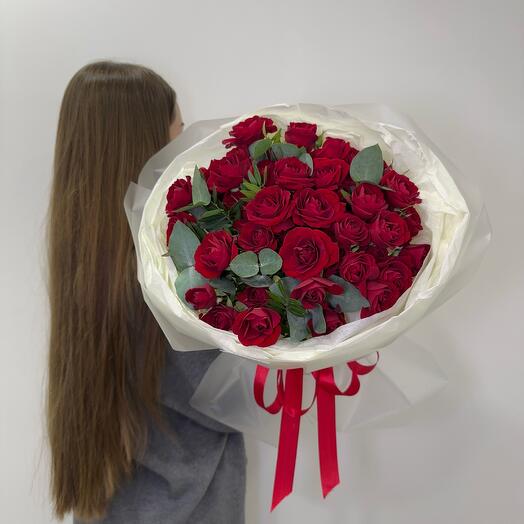 Красные кустовые розы для самой любимой