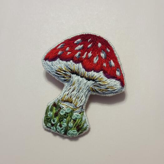 Брошь «мухомор»
