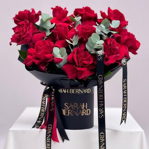 Шикарная композиция из красных роз