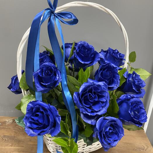 Корзина из 15 синих роз