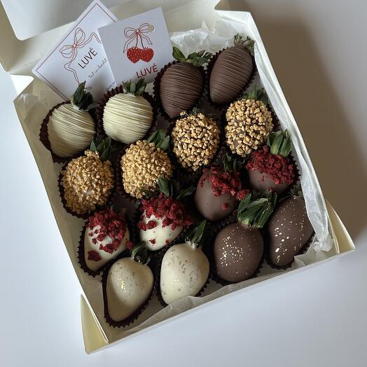 Клубника в шоколаде 16 шт., strawberries in premium chocolate