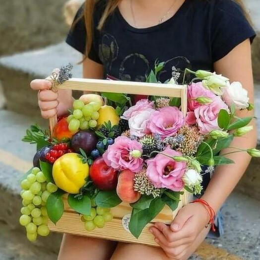 Деревянный бокс с фруктами и цветами в ассортименте