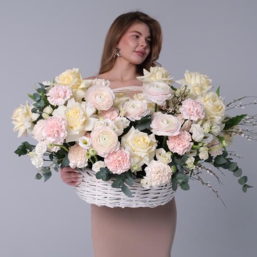 Сборная корзина с ранункулюсами