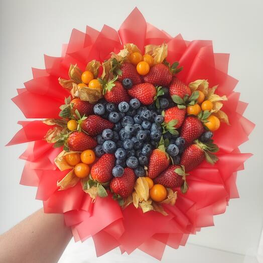 Букет из ягод клубники, голубики, физалиса