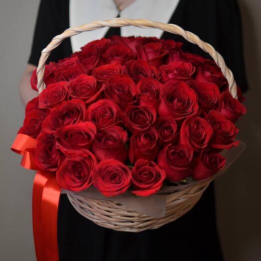 Корзина с красными розами в корзине