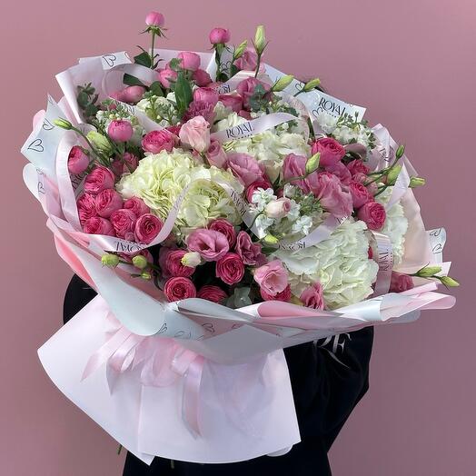 Сборный букет с гортензиями