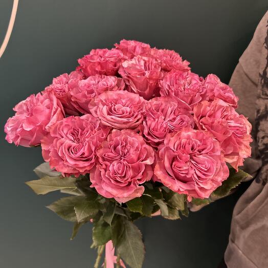 15 rosas de peonía rosa brillante debajo de la cinta