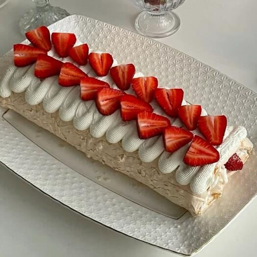 Меренговый рулет с клубникой