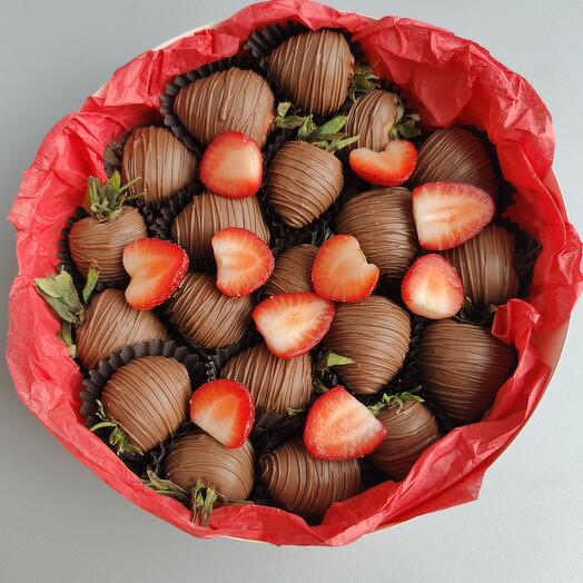 Её любимая клубника 🍓