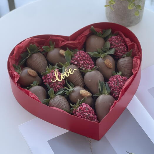Набор клубники в шоколаде в коробке сердце love