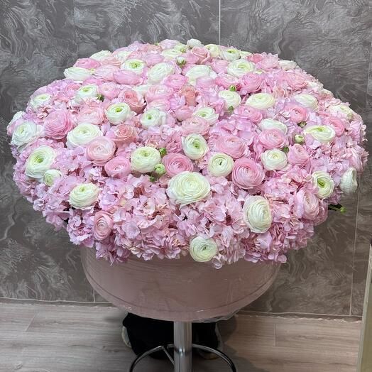 Гортензия с ранункулюсами