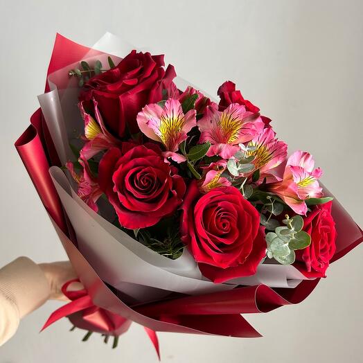 Ramo de rosas Burdeos y alstroemeria