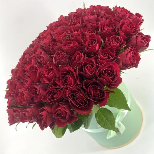 Композиция из 101 бордовой розы MADAM RED в подарочной коробке