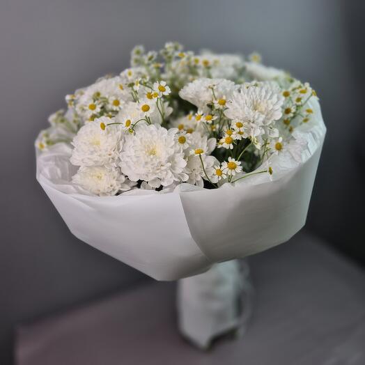 Букет из белоснежных хризантем и матрикарии