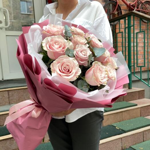 Букет из роз с эвкалиптом