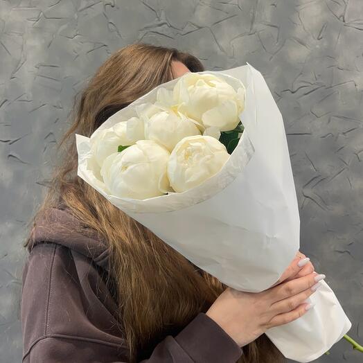 Белые пионы в упаковке