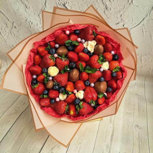 Букет с клубникой, голубикой и зефиром