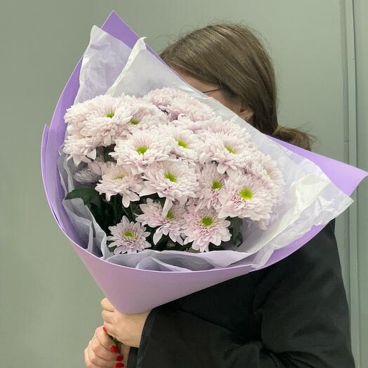 Букет из пышных кустовых розовых хризантем