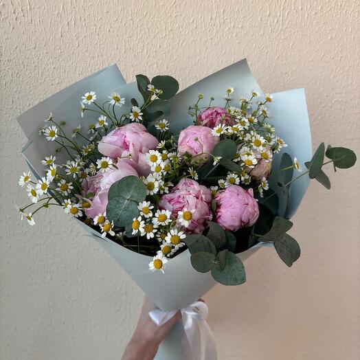 Букет с розовыми пионами и ромашкой peony, peonie