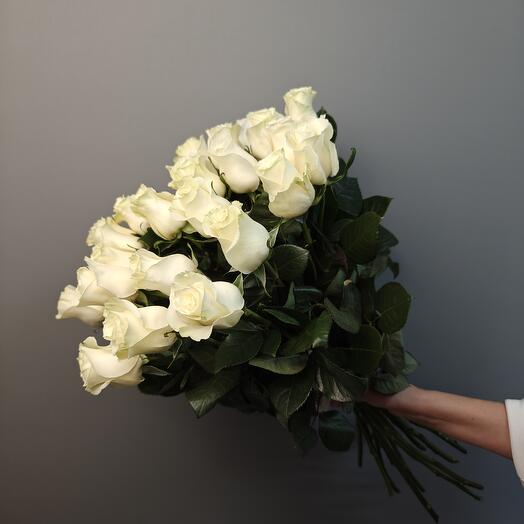 25 белых роз Эквадор 60см