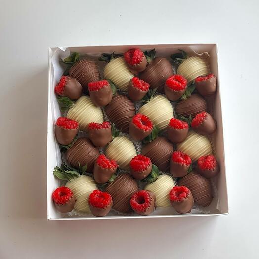 Набор клубники Инь Ян 16 клубничек с малиной в шоколаде