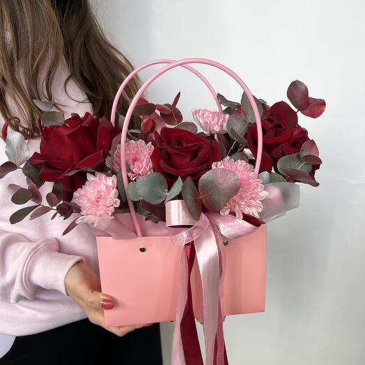 Композиция с французскими розами и хризантемой кустовой