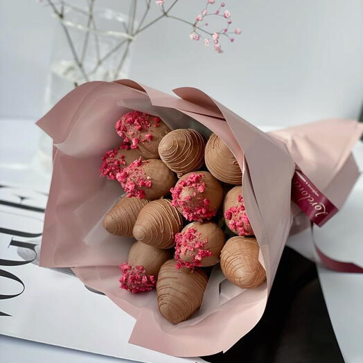 Букет из клубники в молочном шоколаде