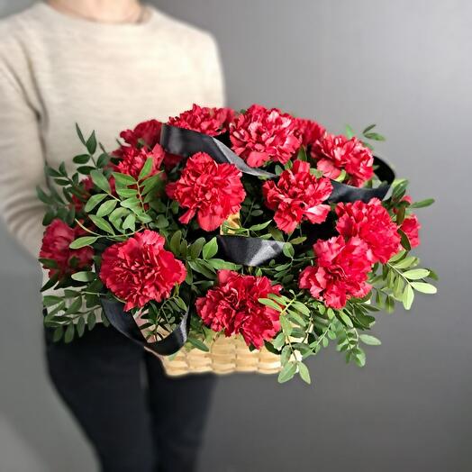 Корзина с гвоздикой