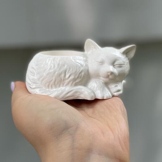 Подсвечник в виде спящей кошки