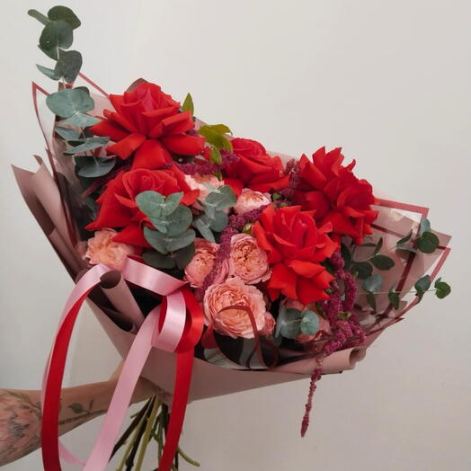 Букет из роз и амаранта