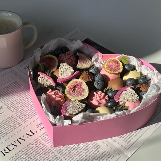 Клубника в шоколаде коробочка сердце 3 шоколада