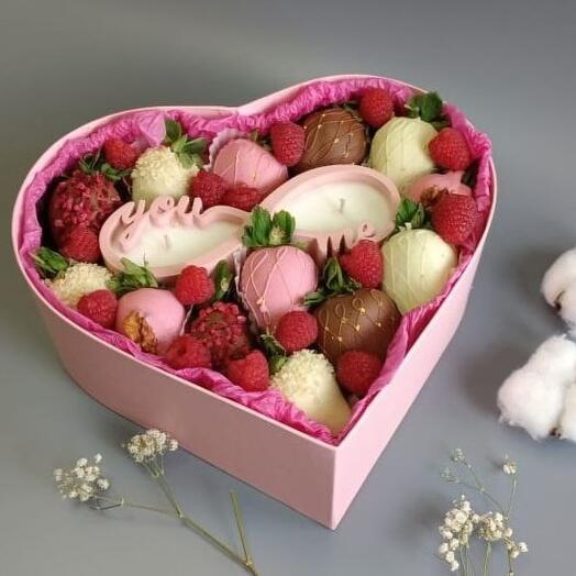 Коробка сердце с клубникой в шоколаде и свечей