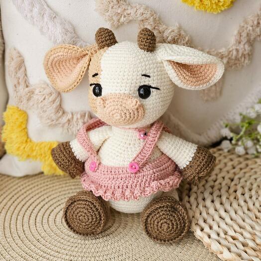 Вязаная корова игрушка ручной работы