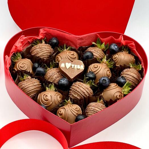 Клубника в шоколаде -признание в любви